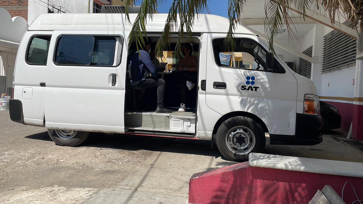 Forbes_Mexico's tweet photo. Así es la Oficina Móvil del SAT donde atienden a los contribuyentes del afectados por el huracán Otis en Acapulco. 

Fotos: @SATMX https://t.co/F5RJuPEfDu