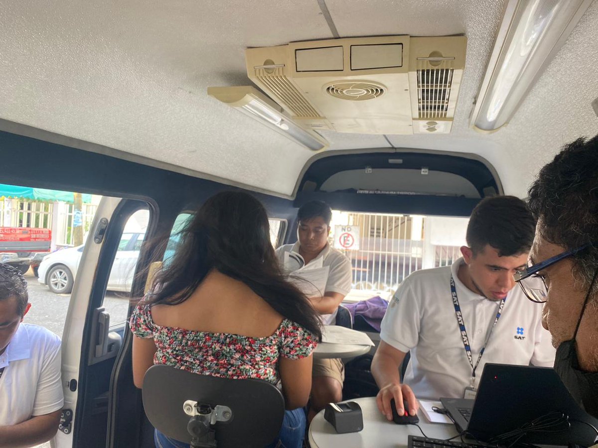 Forbes_Mexico's tweet photo. Así es la Oficina Móvil del SAT donde atienden a los contribuyentes del afectados por el huracán Otis en Acapulco. 

Fotos: @SATMX https://t.co/F5RJuPEfDu