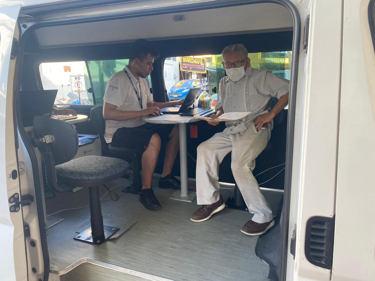 Forbes_Mexico's tweet photo. Así es la Oficina Móvil del SAT donde atienden a los contribuyentes del afectados por el huracán Otis en Acapulco. 

Fotos: @SATMX https://t.co/F5RJuPEfDu