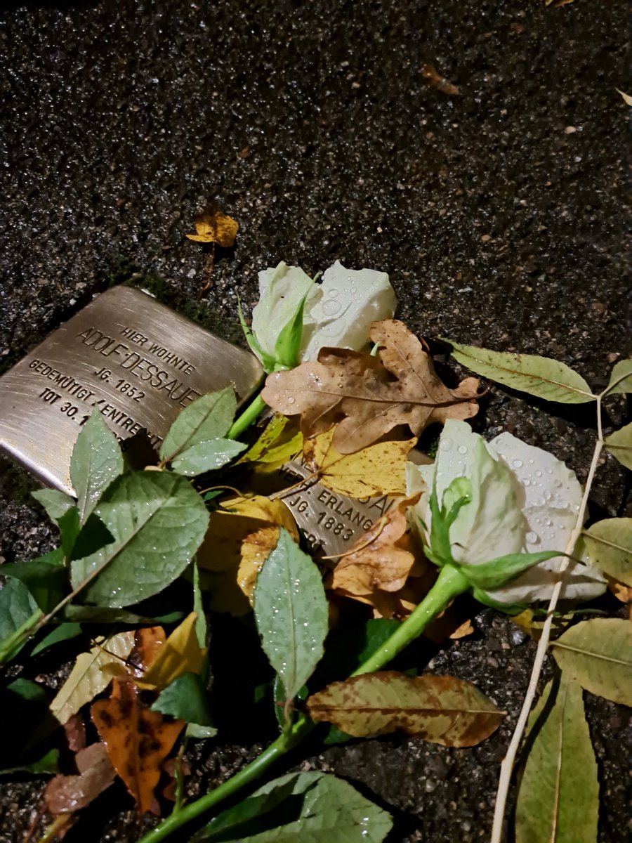 Paxelander's tweet photo. Tübingen ist stabil - die zirka zwei Dutzend Stolpersteine auf meinem Heimweg waren schon geputzt und mit Blumen geschmückt. Gut, dass es viele Menschen gibt, die die Erinnerung nicht verblassen lassen wollen. 
#NieWiederIstJetzt #9November https://t.co/QaMmuIlsk8
