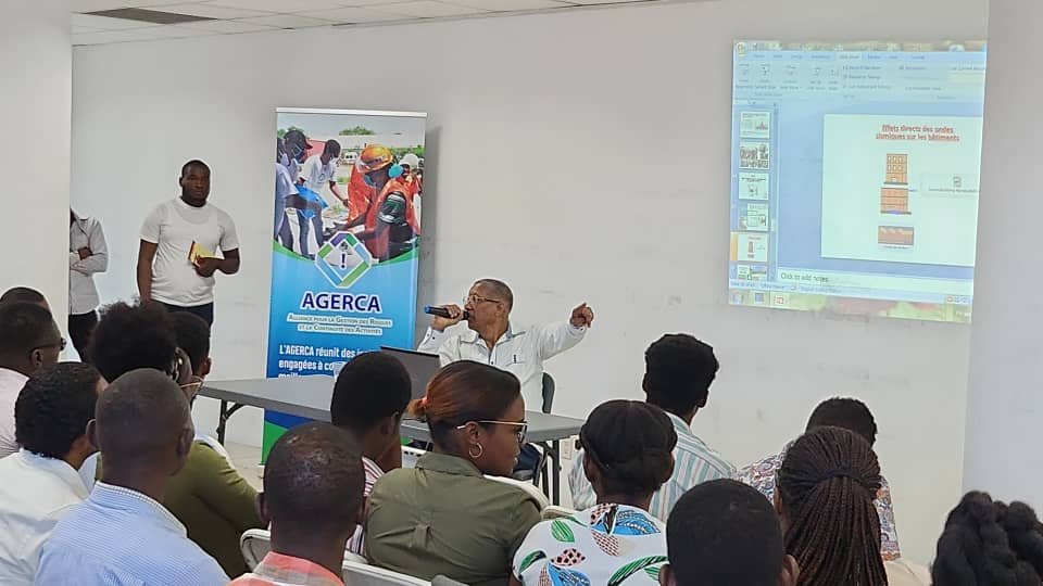 AGERCA1's tweet photo. Ça se passe maintenant, la première journée de formation sur la GRD pour les Universitaires avec des interventions de l’Ing. Claude Prepetit et de l’Ing. Gérard Matayer.
#AGERCA #Formation #GestionDesRisques #Jeunesse #Université #DanjeApouNouTout https://t.co/MGhgNfEsRU