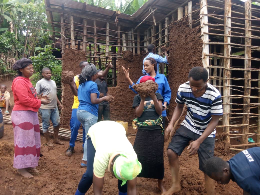 Gihundwee's tweet photo. @DrKibiriga None kuwa 09/11/2023 mu murenge wa Gihundwe @RusiziDistrict @RwandaWest Youth volunteers bo mu kagali ka KAMATITA bazindukiye mu gikorwa cyo guhomera inzu umubyeyi utishoboye witwa UZAYISENGA Francine wo Mu mudugudu wa Munyana @AnnemarieDukuz2 .YV bashimiwe ubwitange. https://t.co/U9JdNxoXQZ