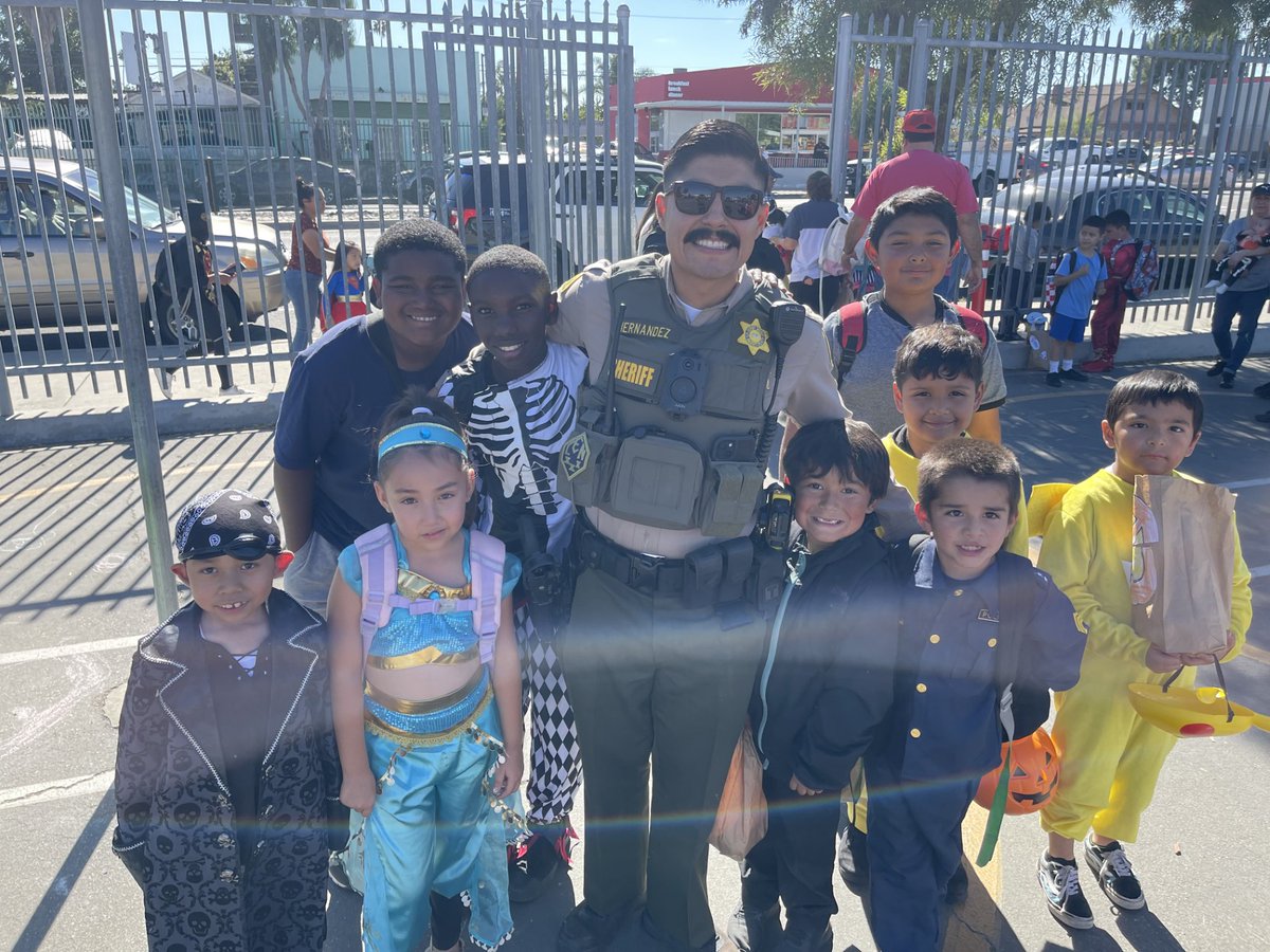 Last week, deputies from the Century Station Community Oriented Policing Services (COPS) team handed out candy to children at schools in the areas we serve. facebook.com/CenturySheriff…