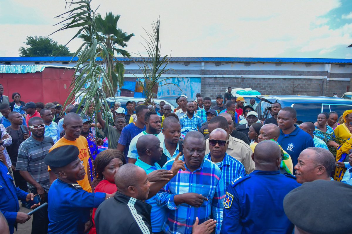 Int_Prov_Kin's tweet image. A la suite d’1 mouvement de grève observé au Marché d la Liberté &amp;amp; ayant troublé l’ordre public, le Min. Prov d l’Int. a effectué sur instruction d SEM G. Ngobila, 1 descente sur le site en vue d s’enquérir d la situation &amp;amp; lever des options en vue d’1 fonctionnement harmonieux.