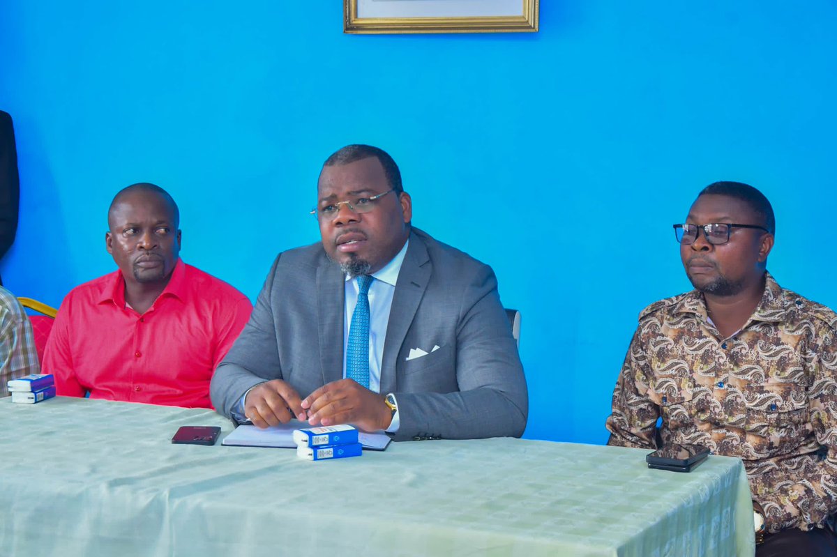 Int_Prov_Kin's tweet image. A la suite d’1 mouvement de grève observé au Marché d la Liberté &amp;amp; ayant troublé l’ordre public, le Min. Prov d l’Int. a effectué sur instruction d SEM G. Ngobila, 1 descente sur le site en vue d s’enquérir d la situation &amp;amp; lever des options en vue d’1 fonctionnement harmonieux.