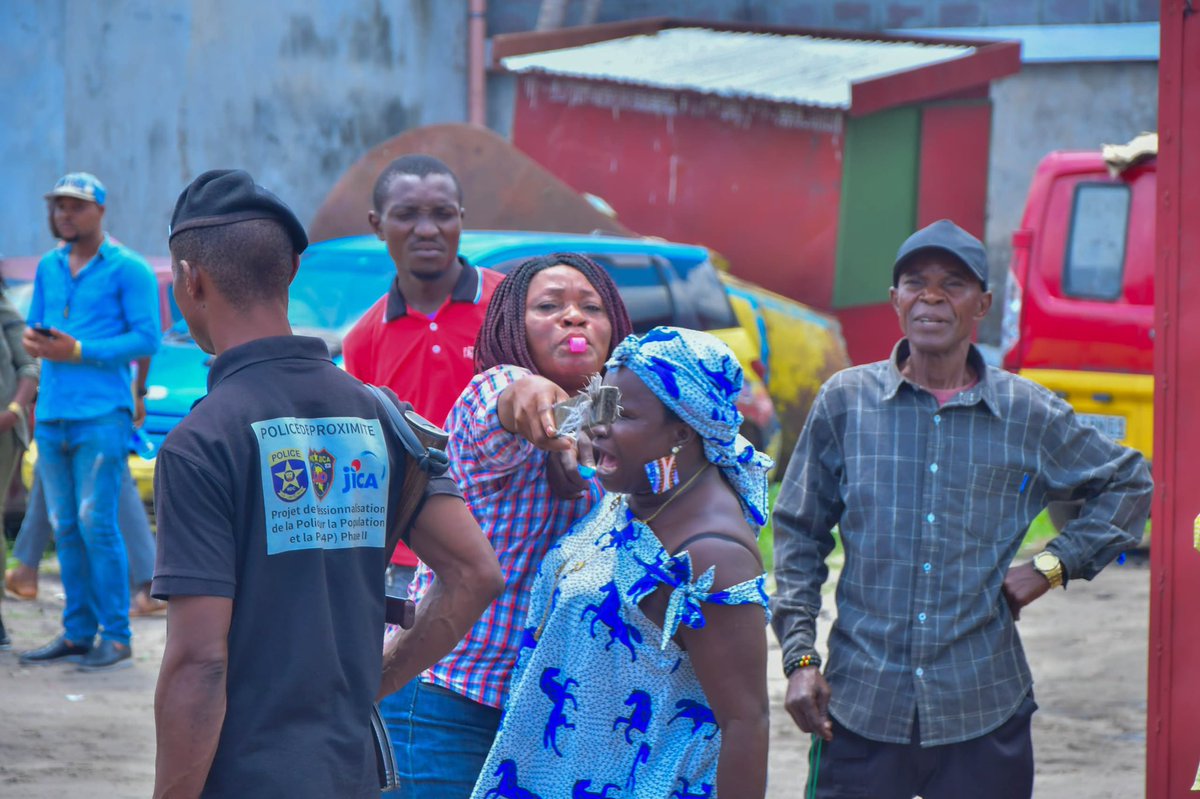 Int_Prov_Kin's tweet image. A la suite d’1 mouvement de grève observé au Marché d la Liberté &amp;amp; ayant troublé l’ordre public, le Min. Prov d l’Int. a effectué sur instruction d SEM G. Ngobila, 1 descente sur le site en vue d s’enquérir d la situation &amp;amp; lever des options en vue d’1 fonctionnement harmonieux.