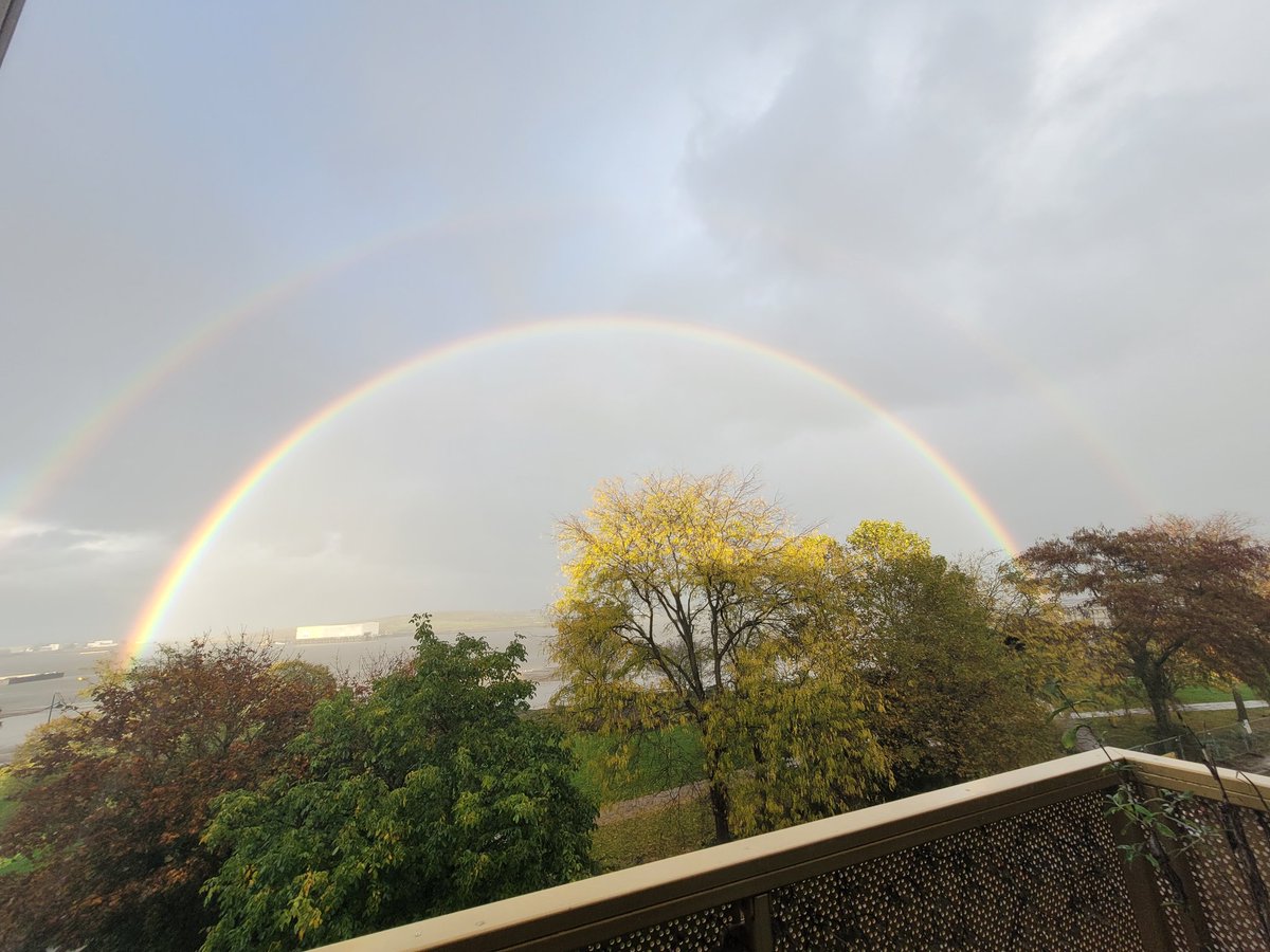 Who can work with a view like this??

(It was fleeting, but it was glorious)

#Rainbow #DoubleRainbow #Erith