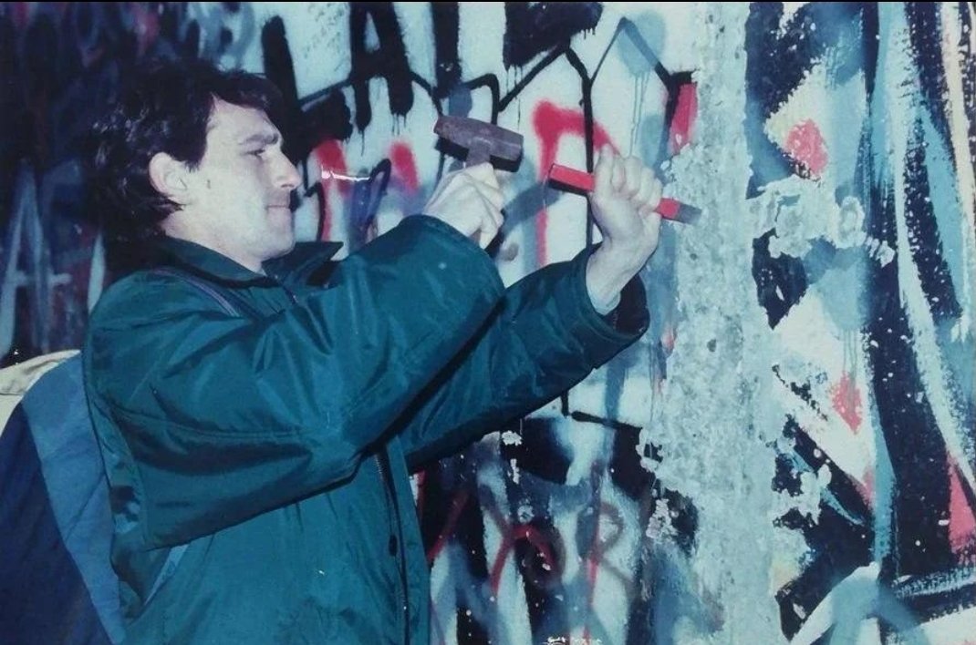 34 years since the fall of the Berlin wall! 
---------------
34 anni dalla caduta del muro di Berlino!