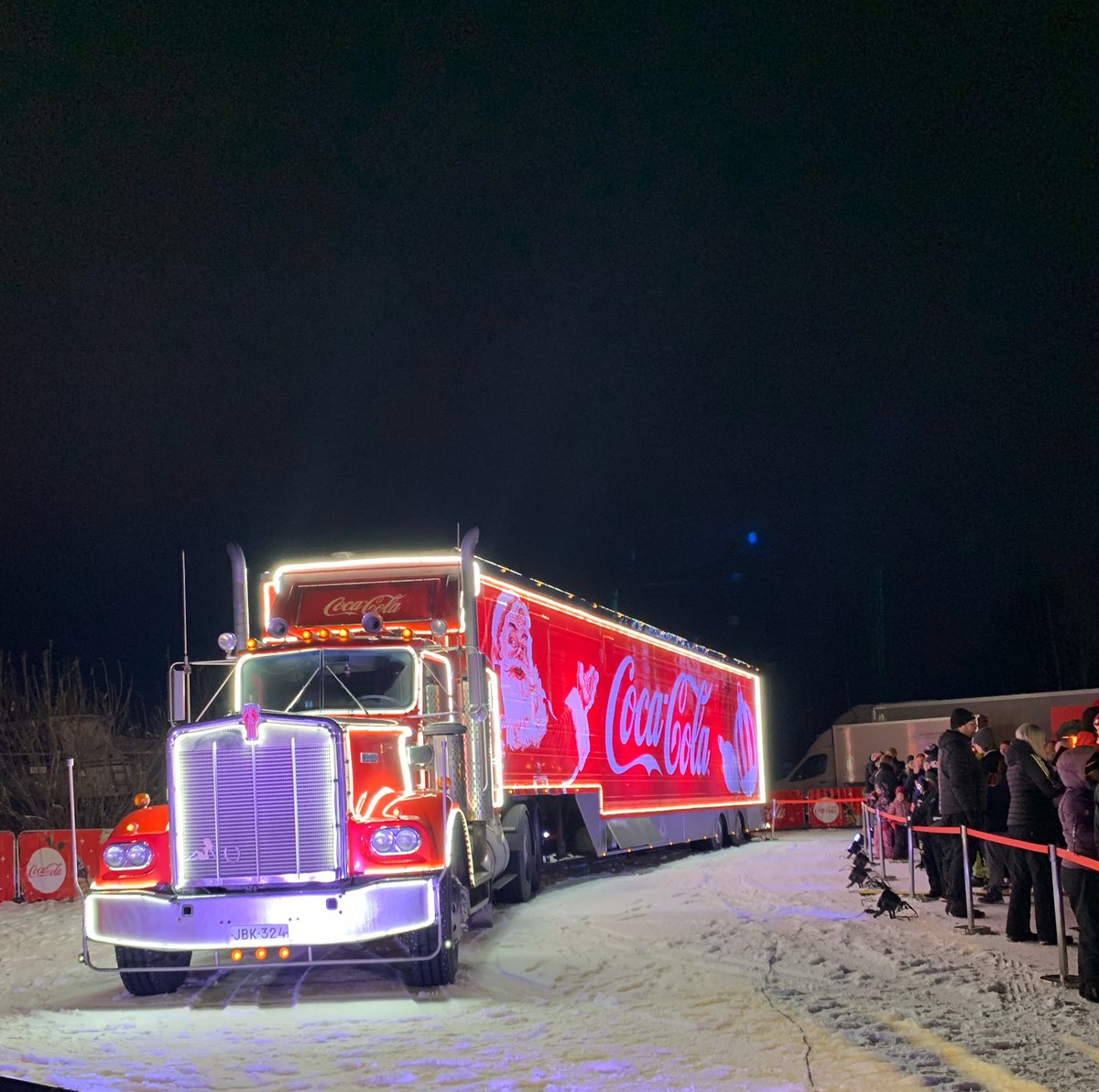 Anskuli71's tweet photo. Yhdenlaista ihmeteltävää tämäkin. Pitkä oli jono rekalle. https://t.co/MpT6QmIKpA