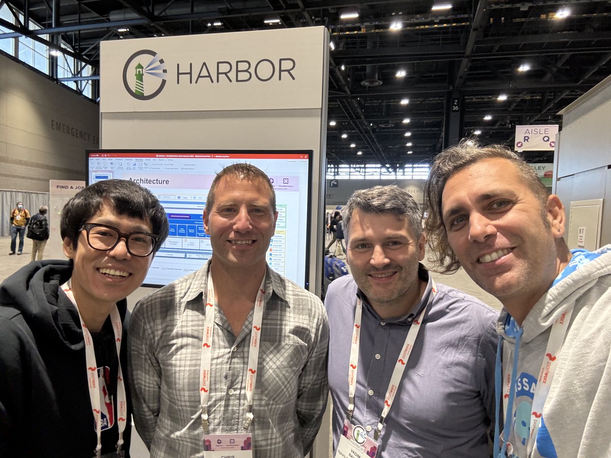 check who came out at the #Harbor booth :) Thanks @cra for the stepping by :) @vad1mo #KubeCon @CloudNativeFdn