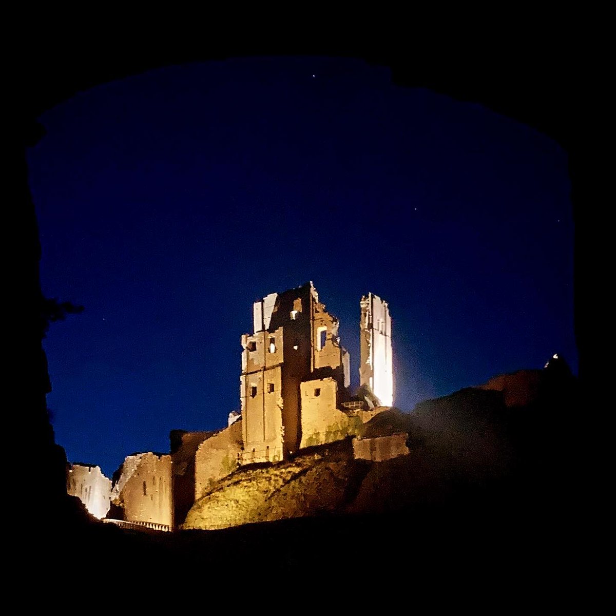 Corfe Castle illuminated 😍
#corfecastle #dorset