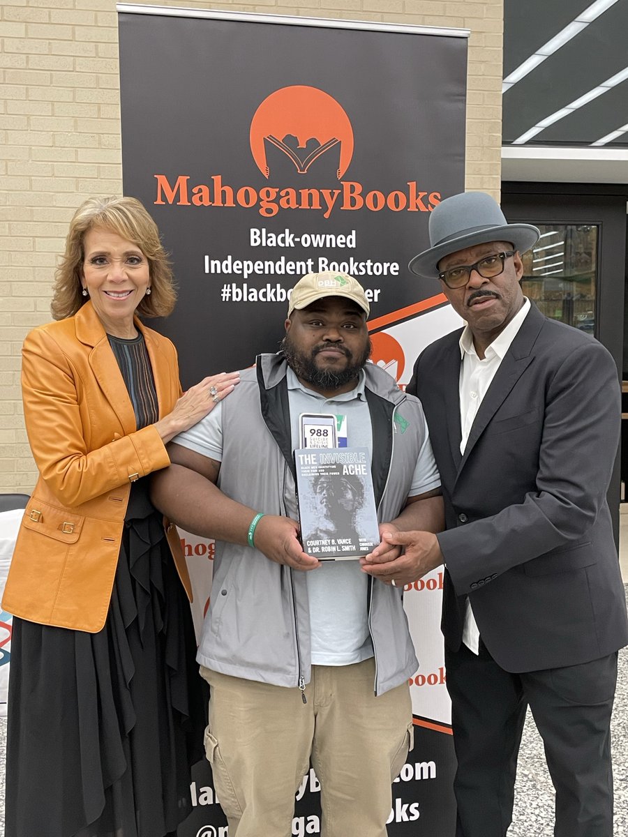 Thanks to @dcpl @MahoganyBooks for the leading this critical conversation about mental health & suicide with actor & author  @CourtneyBVance  & psychologist @DrRobinLSmith  featuring their book ‘The Invisible Ache’. We can all do our part to prevent suicide.