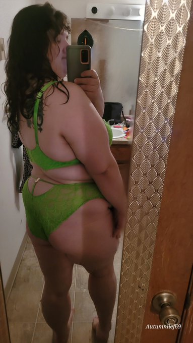 I'm loving the neon vibes today https://t.co/cxkgt3G0Jr<a href="/tag/thotthursday"class="tags"><span>#thotthursday</span></a>