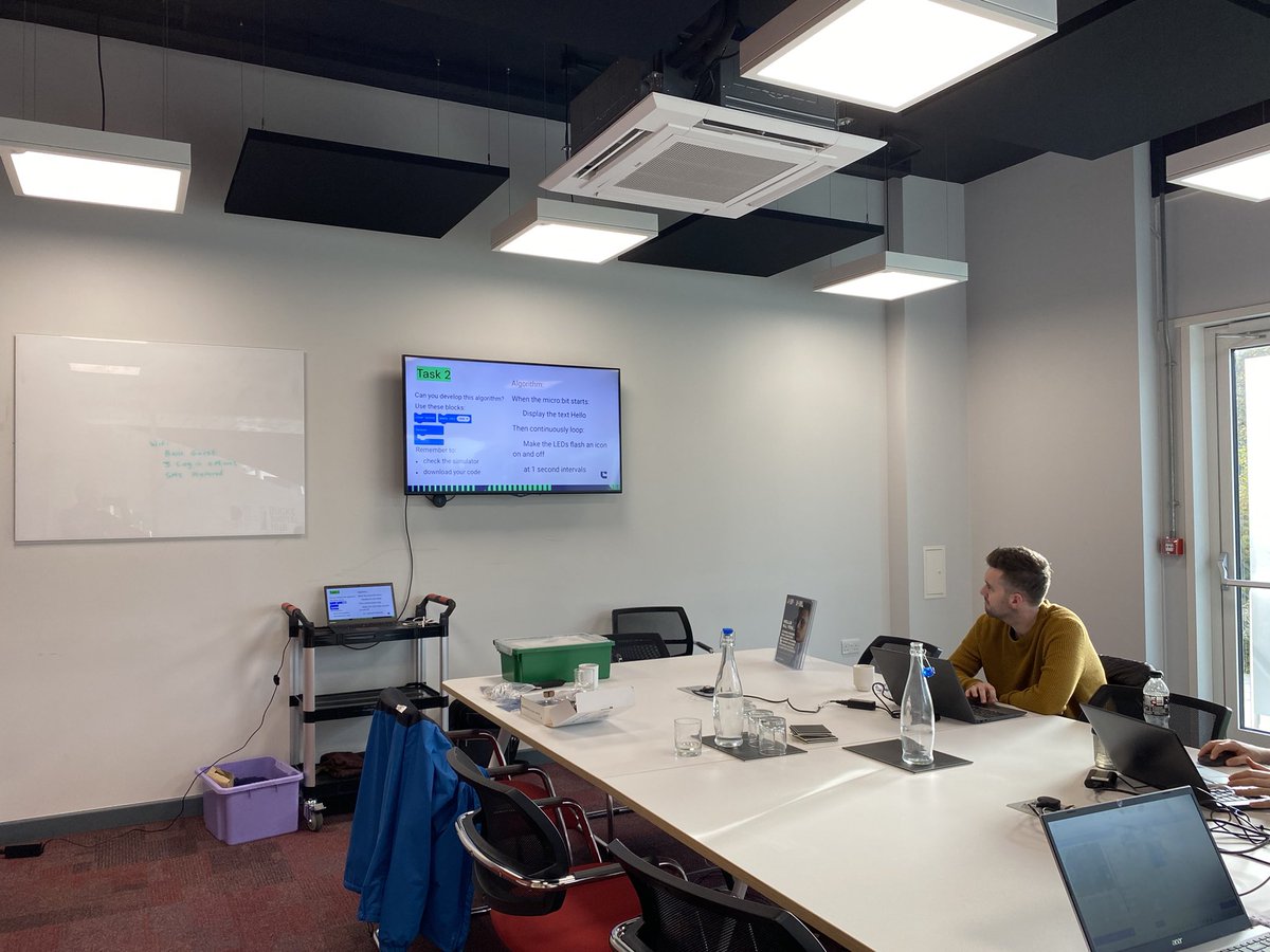 MWimpennyS's tweet image. More #Crumble and #Microbit teach computing CPD today for fantastic bunch of local teachers for @ComputingHubBaO #wearecomputing