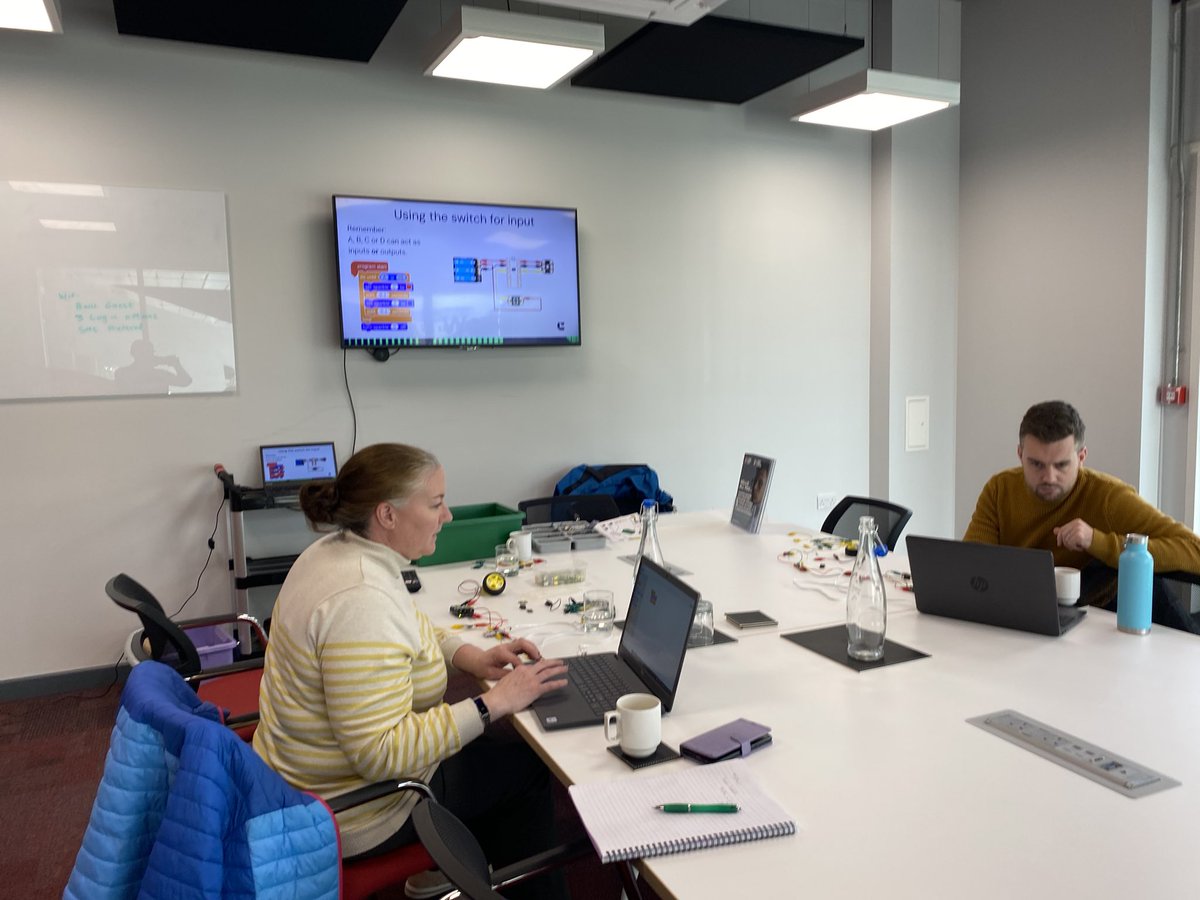 MWimpennyS's tweet image. More #Crumble and #Microbit teach computing CPD today for fantastic bunch of local teachers for @ComputingHubBaO #wearecomputing