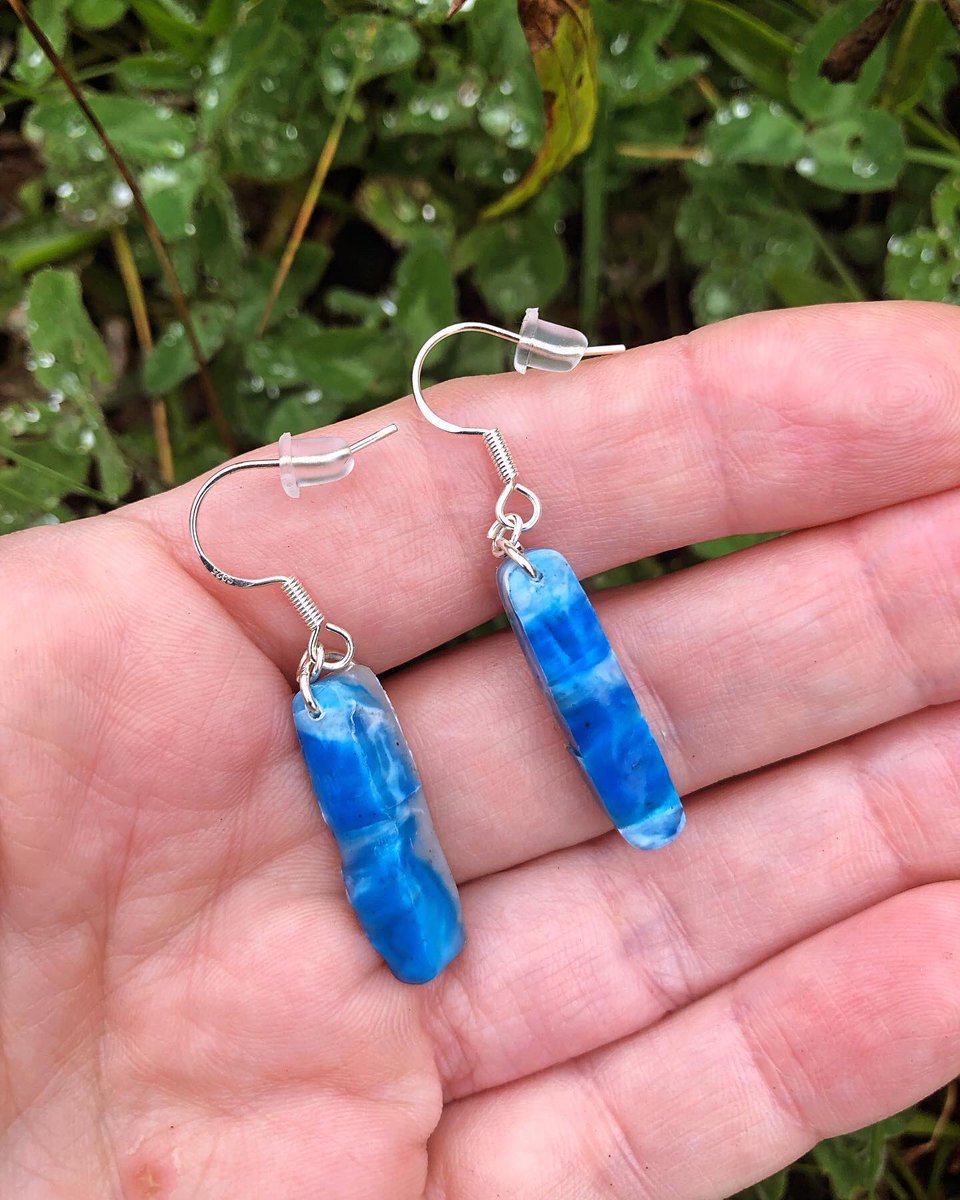 Start: blue plastic bottle tops.
Finish: recycled earrings.
We recycle plastic waste into new and unique things in the Rhondda.
#PreciousPlastic #RecyclingArt #PlasticPollutionSolution