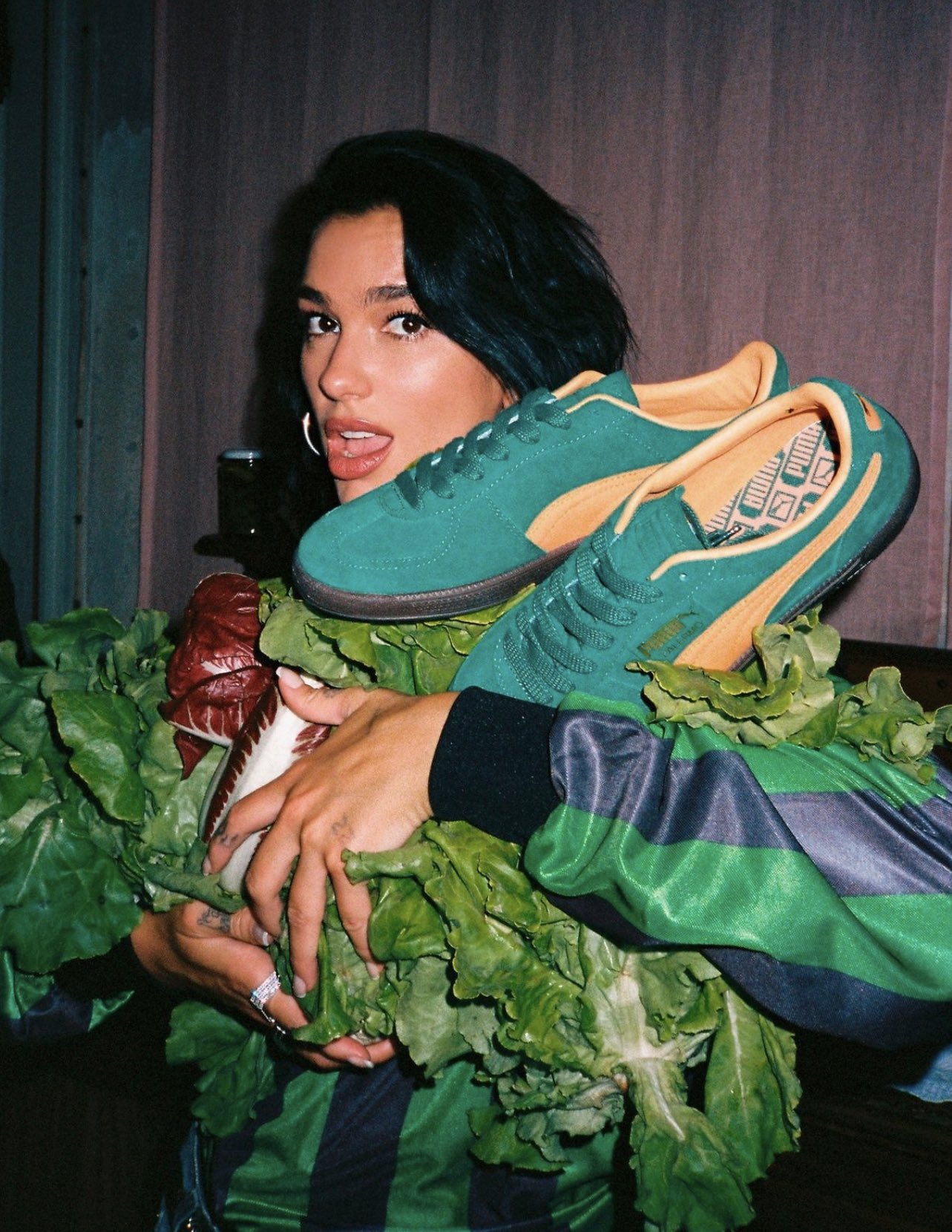 dua lipa diện sneaker