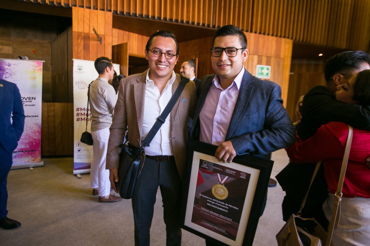 JesusRosalesReg's tweet photo. 📣Me llena de mucho orgullo ver a tanto joven #morelense que están haciendo con sus proyectos y trayectorias un mejor Estado, hoy honramos ese gran trabajo, dedicación, estudios y labor en favor de nuestra comunidad, con la entrega del "Premio Estatal de la Juventud". #Cuernavaca https://t.co/hyDbGvzco8