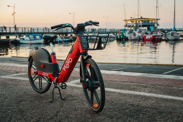 gdansk's tweet image. Śmigaliście już na #Mevo, tak jak 107 000 użytkowników? 🚴🏻‍♀️ Do 16.11 trwają testy zewnętrzne, po których system zostanie w pełni uruchomiony w #Gdansk! 🗓 Co ciekawe, na nowych pojazdach mieszkańcy przejechali już prawie 2 000 000 km 🛣➡️ bit.ly/3QozRKk 
📸 MEVO