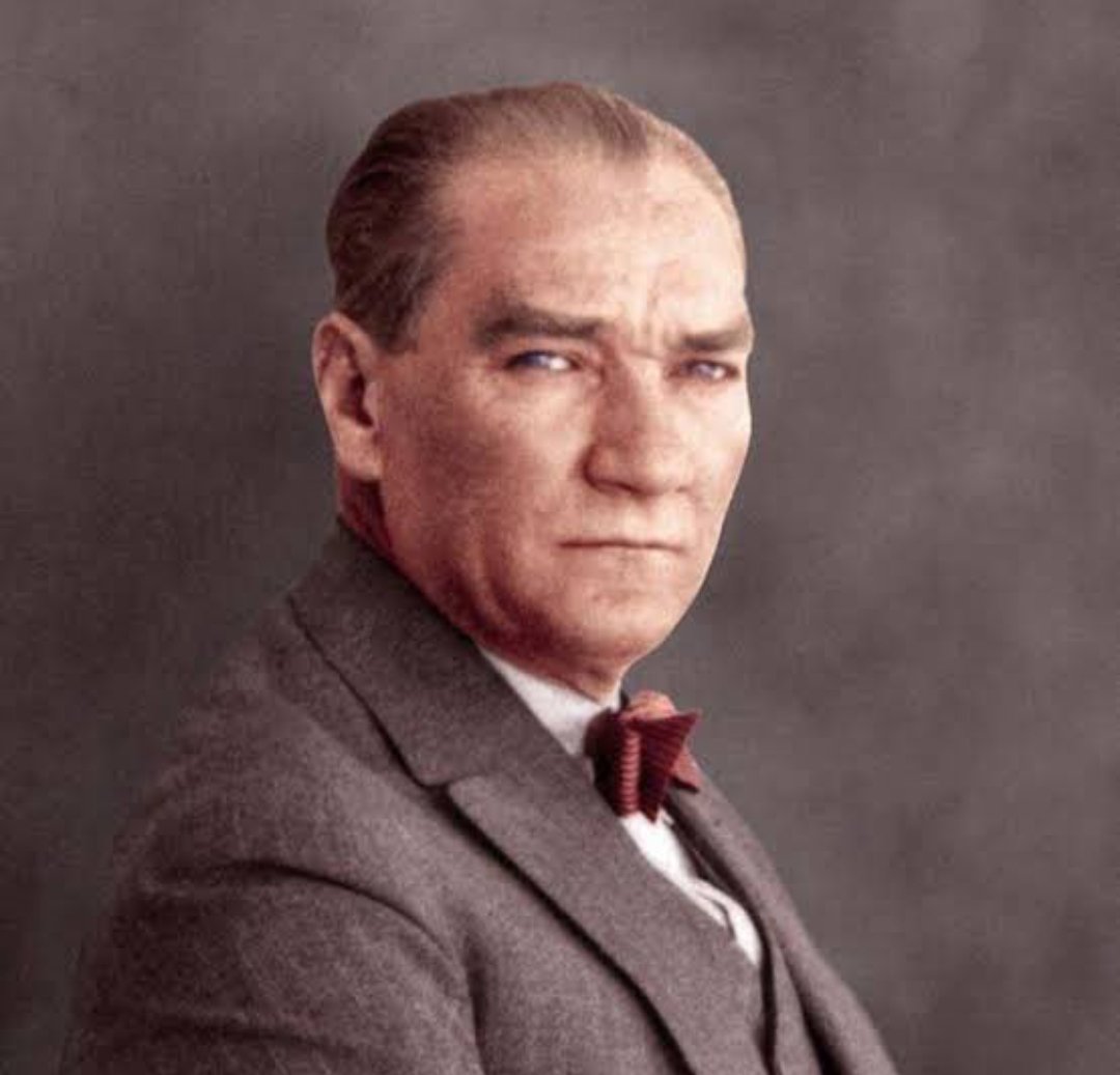 Mustafa Kemal'i düşünüyorum;
Ölmemiş bir kasım sabahı!
Yine bizimle beraber her yerde,
Yaşıyor dört köşesinde vatanın
Yaşıyor damar damar yüreklerde.
🌹🤲❤️

Ümit Yaşar Oğuzcan 

#Atatürk #10Kasim #herzamanizindeyiz