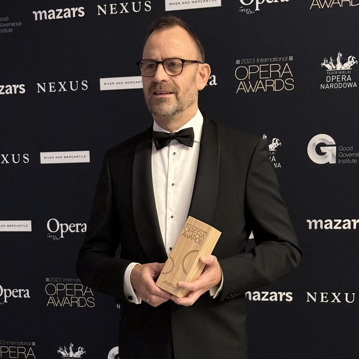 Bob Brandsen from Dutch National Opera again, this time accepting the #OperaAwards2023 World Premiere award for Raskatov's Animal Farm