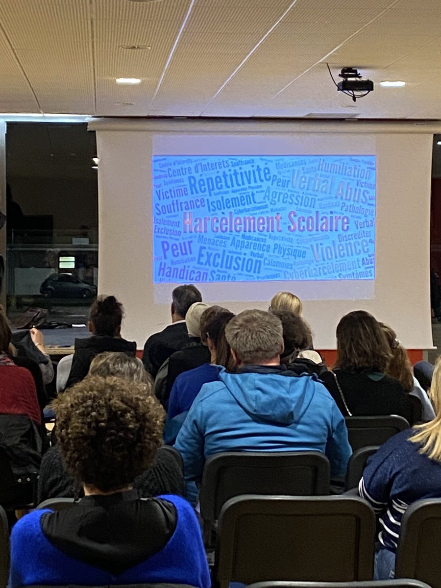 Ravi d’être intervenu auprès des parents d’élèves venus nombreux, des collèges de <a href="/Dieppe/">Dieppe 🟧 (he/him/hey you!)</a> pour présenter #pHARe, avec les services de police. Soirée très riche en échanges!
🙏 aux chefs d’établissement 👏 pour ce temps dans la lutte contre le harcèlement ! <a href="/ac_normandie/">Académie de Normandie</a> <a href="/dsden76/">DSDEN76</a>