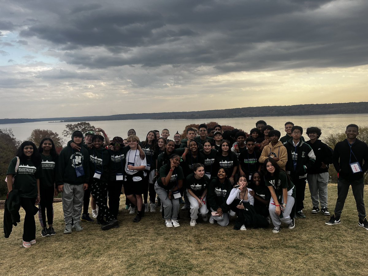 JulieWarren0258's tweet photo. Bus 4 at Mt. Vernon.  What a view! #novidc2023 https://t.co/PfzryrHQSm