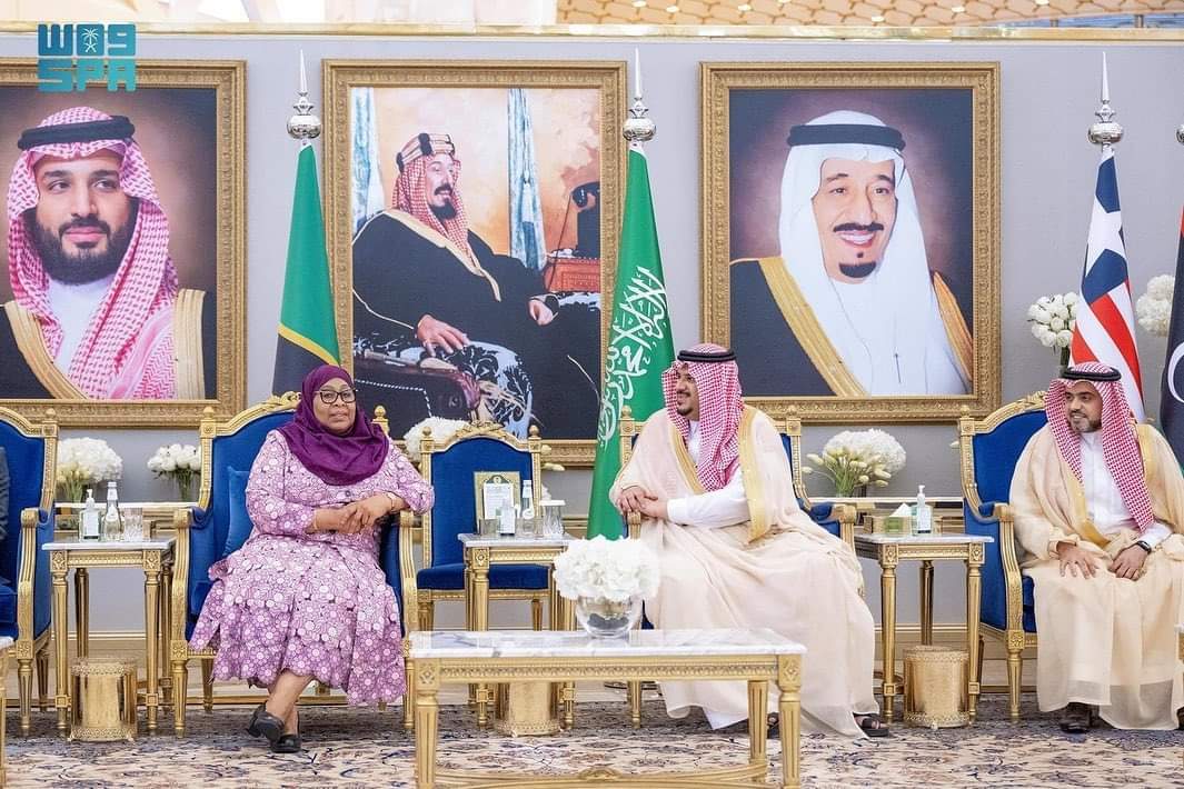 UbaloziSaudia's tweet photo. Rais Dkt. Samia Suluhu Hassan awasili nchini Saudi Arabia kuhudhuria mkutano wa Kilele wa Saudi Arabia na Nchi za Afrika unaofanyika Riyadh tarehe 10 Novemba 2023, kujadili masuala ya ushirikiano kwenye sekta za biashara, uwekezaji, utalii, kilimo, nishati na madini. https://t.co/naaNcWaznw