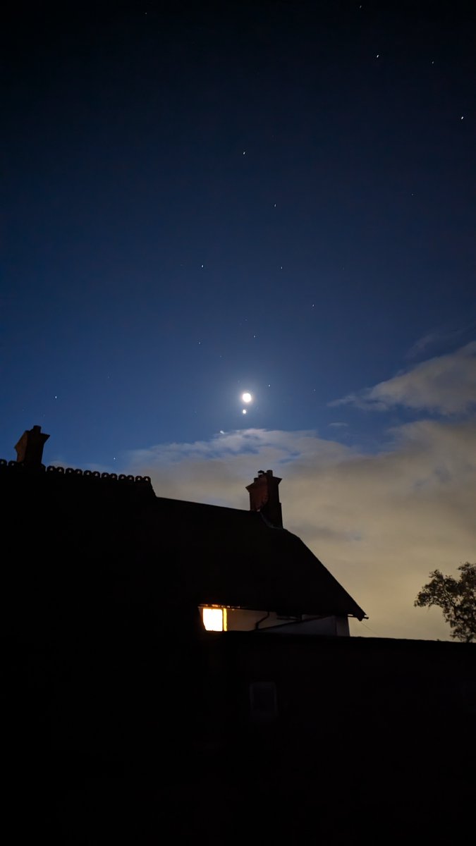 ian_bill67's tweet photo. This mornings waning crescent moon in conjunction with Venus over Leighton Buzzard #waningcrescent #moon #venusocculation #StormHour #ThePhotoHour #moonhour #lunar #lunartic @DavidBflower @astro_timpeake @UK_Astro https://t.co/ZhasZWiPzR