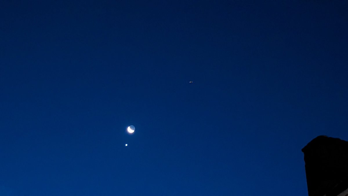ian_bill67's tweet photo. This mornings waning crescent moon in conjunction with Venus over Leighton Buzzard #waningcrescent #moon #venusocculation #StormHour #ThePhotoHour #moonhour #lunar #lunartic @DavidBflower @astro_timpeake @UK_Astro https://t.co/ZhasZWiPzR
