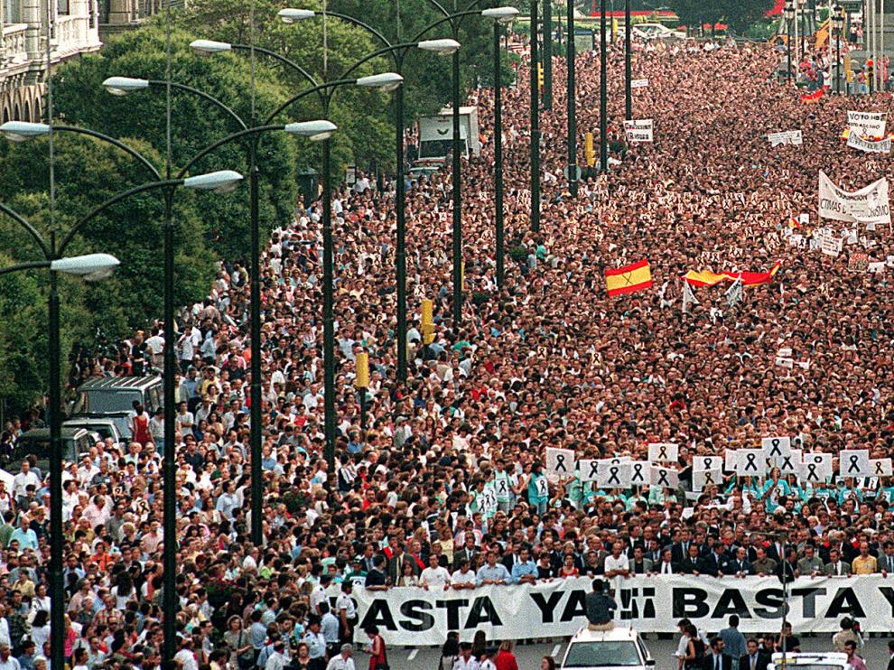 capTercio's tweet photo. ¿Os acordáis de las manifestaciones por Miguel Ángel Blanco?
Pues eso es lo que hay que volver a hacer, durante días, si queremos parar este golpe de estado. https://t.co/OeksGU3cTb