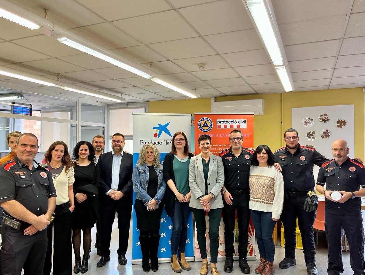 AdrianencaPC's tweet photo. Avui hem inaugurat projecte formatiu i preventiu per la gent gran de #SantAdrià amb representants polítics, tècnics i de @caixabank Al matí el centre de dia #Onada i a la tarda casal gent gran del barri #ViaTrajana #seguretat #llars @AjSantAdria https://t.co/y9zPBUppKp