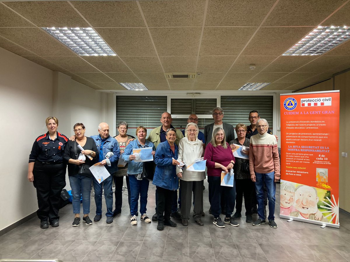 AdrianencaPC's tweet photo. Avui hem inaugurat projecte formatiu i preventiu per la gent gran de #SantAdrià amb representants polítics, tècnics i de @caixabank Al matí el centre de dia #Onada i a la tarda casal gent gran del barri #ViaTrajana #seguretat #llars @AjSantAdria https://t.co/y9zPBUppKp
