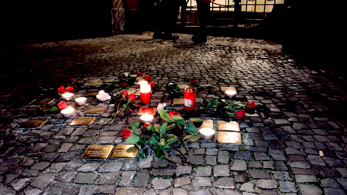 Gibt es so etwas wie „Wohlschmerz“ ? Es tut derzeit noch mehr weh als sonst. Dieses Datum und alles was dazugehört. Aber es tut irgendwie auch gut zu sehen, dass es offensichtlich ist, sein muss in diesem, „unserem“ Land. #Stolpersteine #Berlin