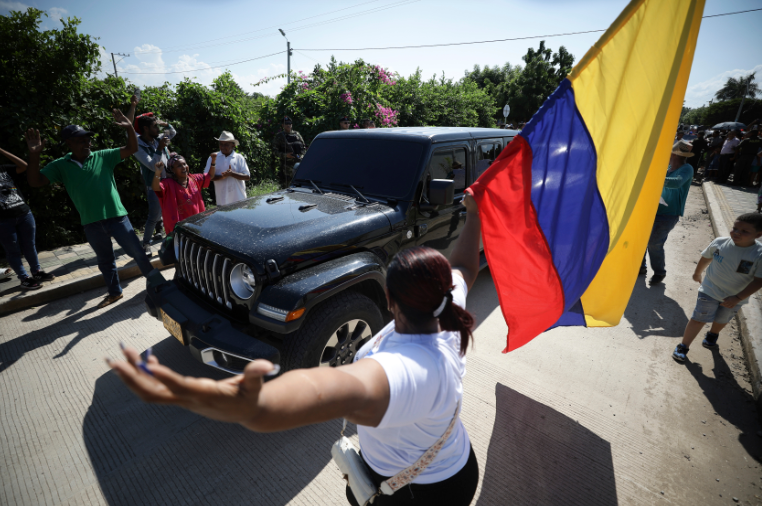 AP_Noticias's tweet photo. Tras ser liberado de un secuestro de 12 días por el ELN, Luis Manuel Díaz agradeció "a Dios por esta segunda oportunidad de traerme de regreso a casa y agradecerle a todo el pueblo barranquero".

Por MARKO ÁLVAREZ y @Astrid_Suarezg
Fotos: IVÁN VALENCIA
https://t.co/HuftUZQ9W4 https://t.co/ZLE5yLYRuC