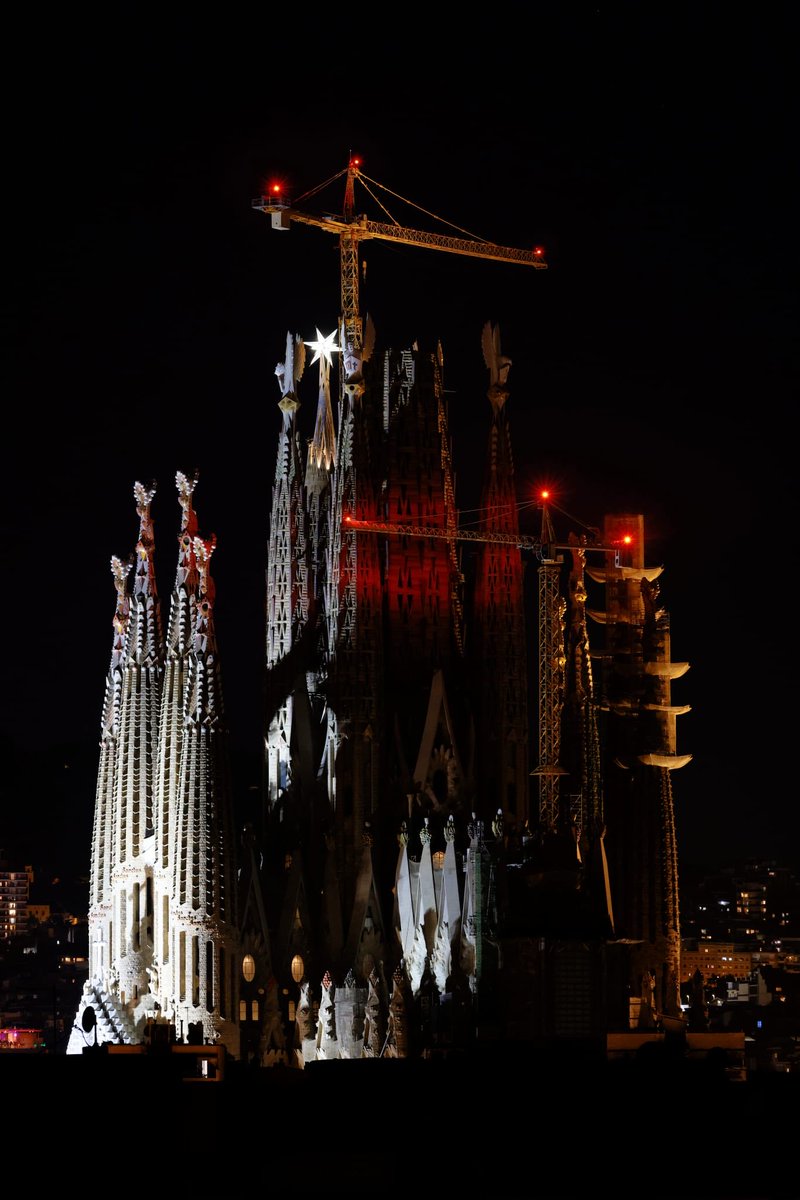 Las torres de la ⁦<a href="/sagradafamilia/">La Sagrada Família</a>⁩
(foto di ⁦<a href="/DrGSIMN3/">Dr. Guillermo SIMÓN</a>⁩)