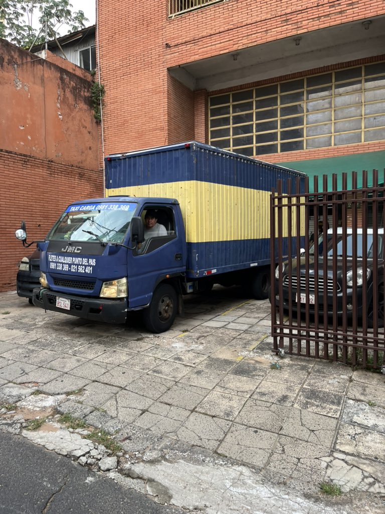 daniel_it_aw's tweet photo. Hola @boca_happens un camión en Asunción que no conoce la Calle B https://t.co/2580U2MXQT