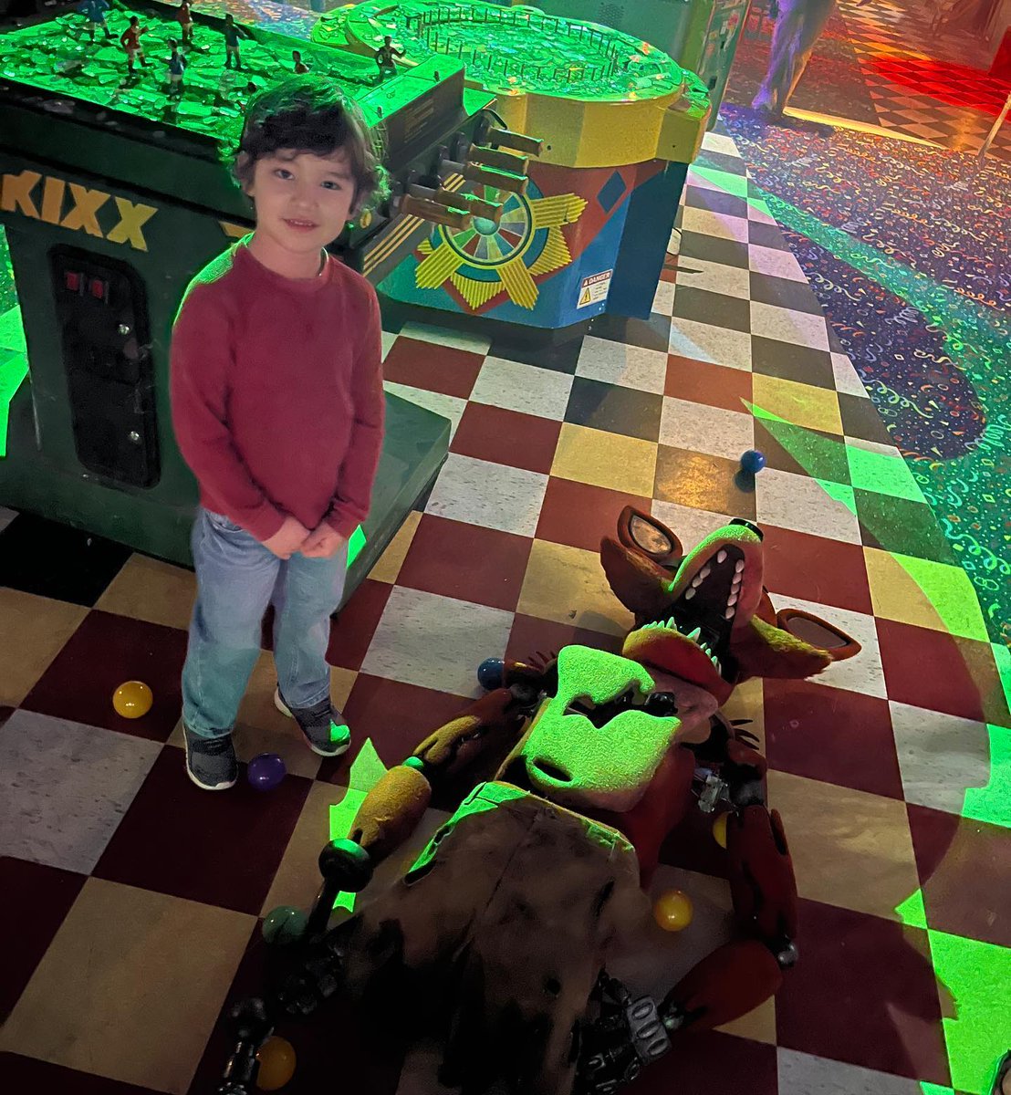 JonnyBlox's tweet photo. Lucas Grant (Garrett) on the ‘FIVE NIGHTS AT FREDDY'S’ set inside "Freddy Fazbear's Pizza Place"!

"It was so cool filming at Freddy’s, even though my scenes here didn’t make it into the film. What do you think happened to Garrett after he was taken by 😈🐰?"

(Via: https://t.co/h7XgAWNAPS)
#fnaf #fnafmovie #fivenightsatfreddys