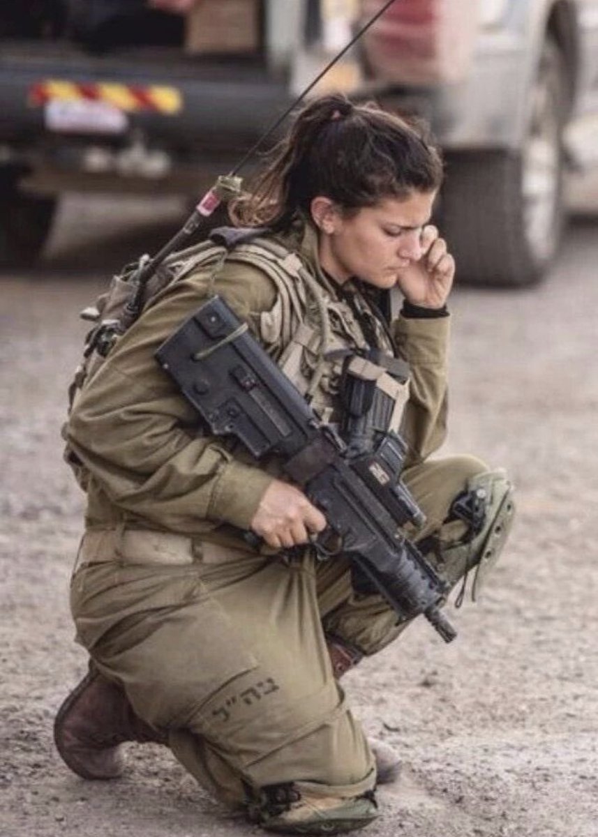 galida12's tweet photo. Esta es la Tte. Cnel. Or Ben Yehuda, comandante del Batallón Caracal, cuyas tropas eliminaron con éxito a aproximadamente 100 terroristas de #Hamás y salvaron innumerables vidas.

El heroísmo parece ser una tradición familiar, ya que su madre obtuvo una condecoración militar hace 50 años por defender a Israel en la Guerra de Yom Kippur. 

Saludamos a estas mujeres extraordinarias por su coraje y dedicación para proteger al Estado de Israel.

📷 @FDIonline