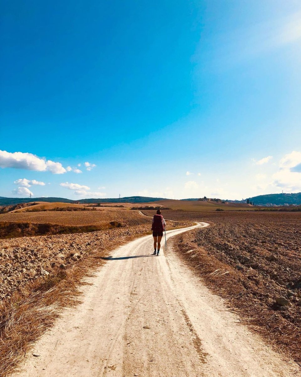 #Tuscany is covered by great paths that create a wide network. In Siena, the #ViaFrancigena meets the #ViaLauretana, which runs 115 km in the Tuscan region.
👉 bit.ly/Via-Lauretana-…

📸 IG bibi_sola