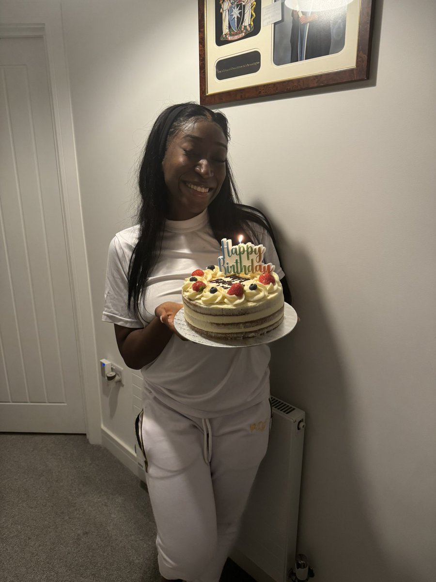 Seems like my birthday isn’t over 😝 just got gifted another cake 🤤 I’ve always seen Cake box on diff high streets in the U.K and I never understood why they did egg free but never dairy free cakes 😕 I guess now they do 🥰 I’ll update you on how it tastes 😝 #vegan 🌱