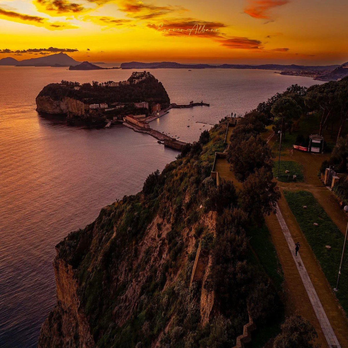 'Ammore perduto, 
i t'ero truvato, 
nun aggio saputo 
tenerte cu mme. 
Ammore perduto, 
mm'ha ditto stu core 
ca tarde ha saputo
tu ch'ire pe mme' 

Totò 

📷 @enricoalba.ph

#napoli #maredinapoli