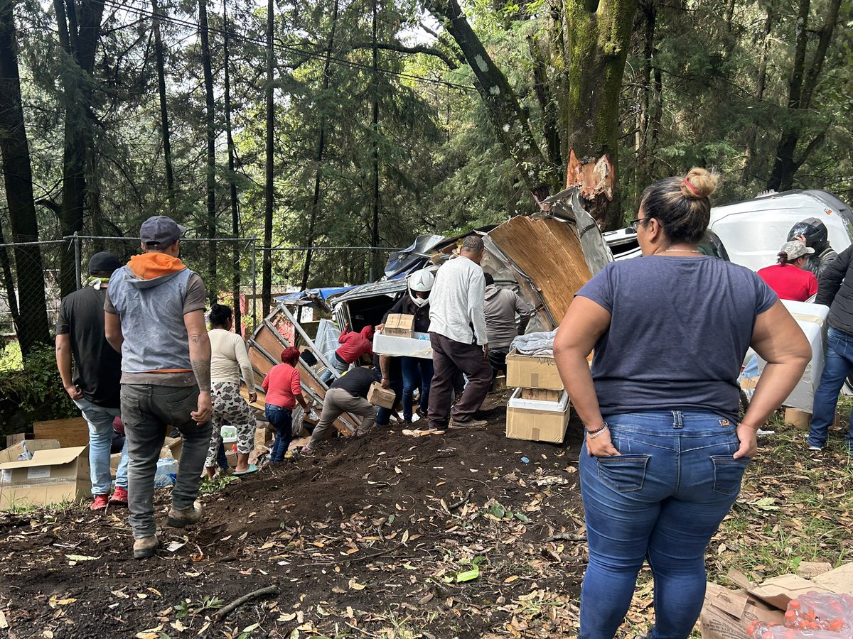 Que coraje 🤬 pero de verdad que coraje que da enterarme de estas noticias! Por eso estamos como estamos! 😡 unas 30 personas ROBAN un camión 🚛 que se accidentó 💥y  que transportaba ayuda para damnificados por el huracán OTIS en Acapulco! La volcadura ocurrió en la carretera