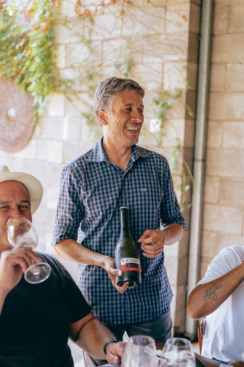 Como el demo de una banda, en el que hay detalles que en la versión definitiva se perderán, Crudo nos muestra una etapa muy especial del proceso de creación de un espumante: el momento en que convive con las lías.