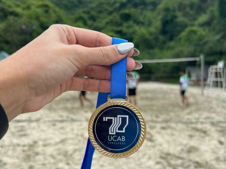 Torneo aniversario por los #70añosUCAB reunió a deportistas de la Unimet y la Monteávila.

La #UCAB se alzó con el 1°lugar en fútbol y futsal masculino, voleibol femenino y voleibol de playa📲goo.su/DTblYk | <a href="/DeportesUcab/">Deportes UCAB</a>