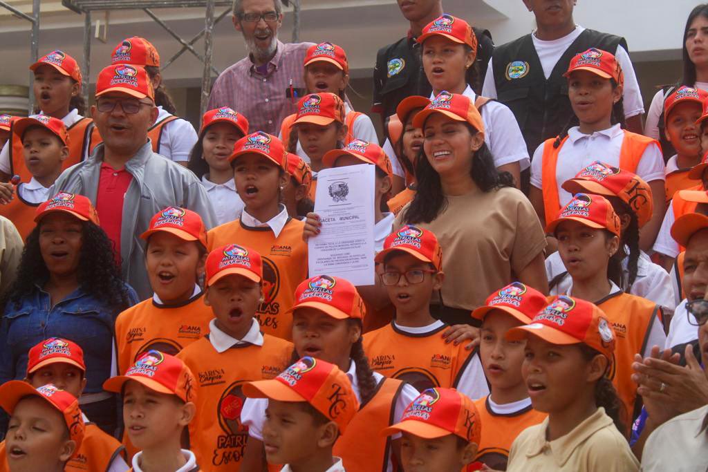 Manueljuventud2's tweet photo. #9Nov Junto a la alcaldesa @johanitakenpo entregamos la reforma de ordenanza de las brigadas de patrullas escolares de prevención integral para la sana convivencia y la paz a los concejales del Municipio #Mariño. Estamos seguros que este marco jurídico fortalecerá los ejes de la Educación Vial y Legislación enmarcado en la campaña Cuidemos la Vida #NoRobaránNuestraTierra