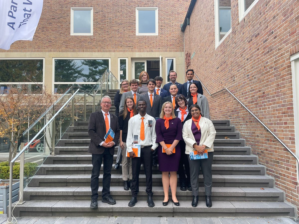 NLintheUSA's tweet image. Today a delegation of @WCUofPA students visited the embassy to learn about Dutch policies on Ukraine and energy issues. 

Good luck to the students as they represent the Netherlands 🇳🇱 at the Mid-Atlantic European Union Simulation Program. 🙌 

#EU #ModelEU