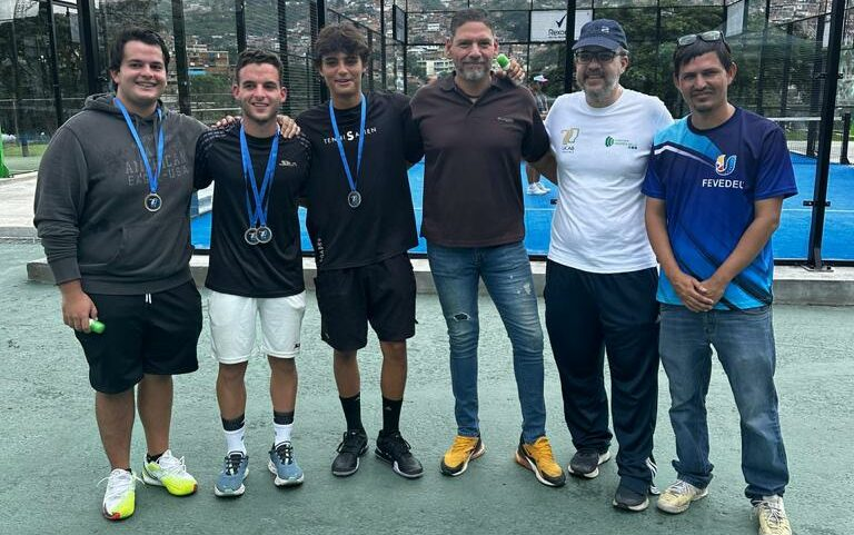 Torneo Aniversario de @EnlaUCAB reunió a deportistas de la <a href="/Unimet/">Unimet</a> y la <a href="/Monteavila/">Universidad Monteávila</a>. El evento, organizado por la Dirección de Deportes, fue un triangular amistoso de fútbol, futsal, voleibol, ajedrez, tenis de mesa, pádel y voleibol de playa. goo.su/DTblYk