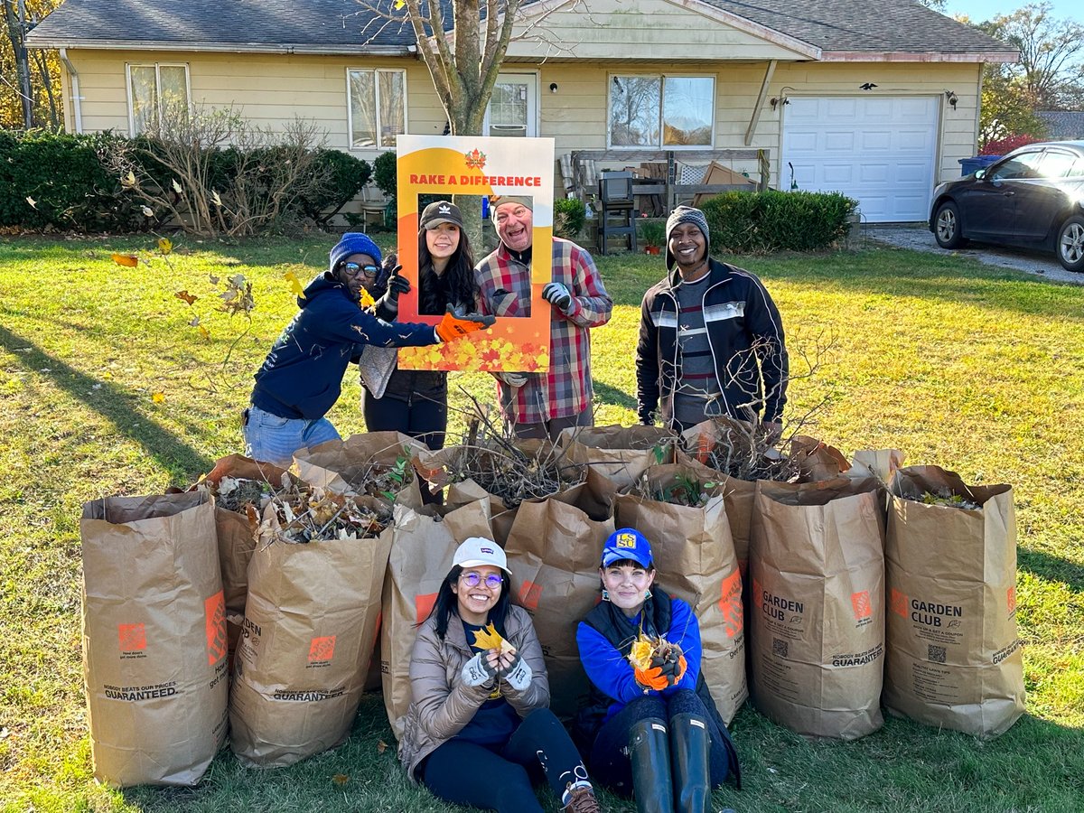 KinexusGroup's tweet image. Don’t stop Beleafing 🍁 Today several @KinexusGroup staff volunteered to help seniors rake, bag leaves, and clean gutters as part of @UnitedWay_SWMI&apos;s 13th annual #RakeADifference.
#CommunityImpact #BentonHarbor