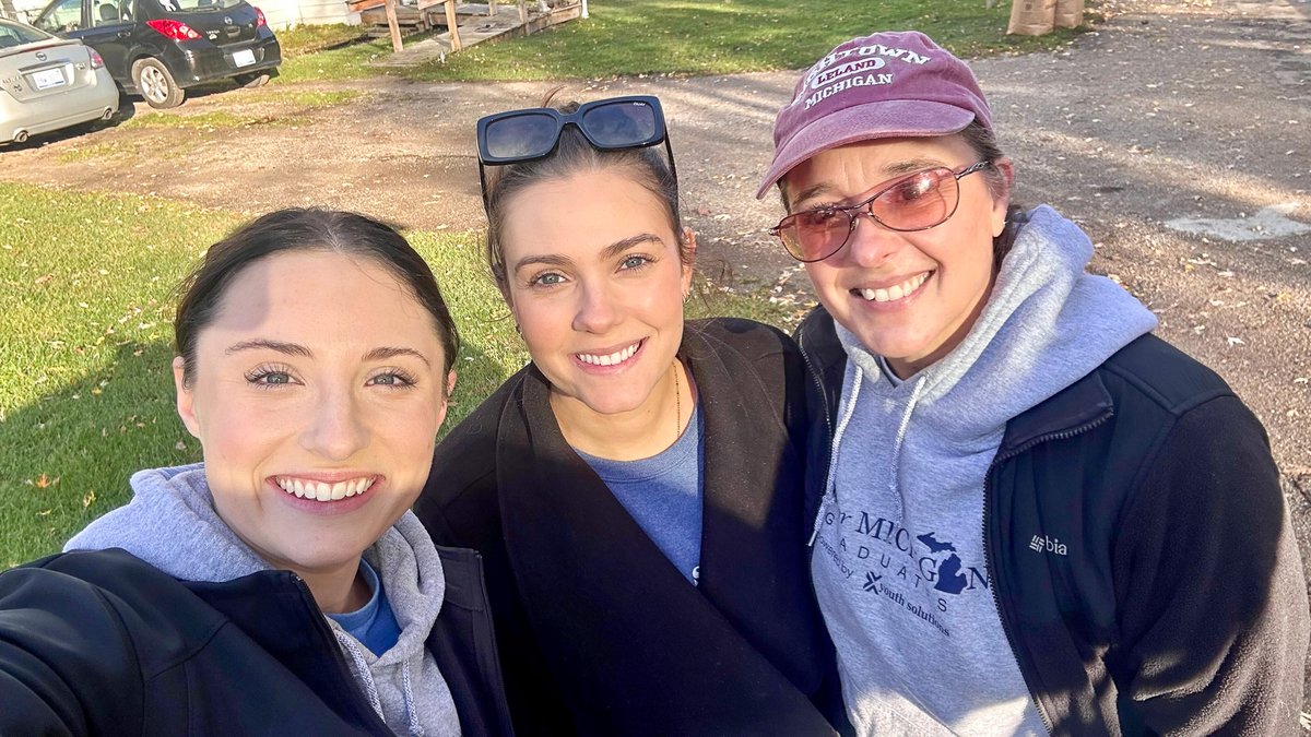 KinexusGroup's tweet image. Don’t stop Beleafing 🍁 Today several @KinexusGroup staff volunteered to help seniors rake, bag leaves, and clean gutters as part of @UnitedWay_SWMI&apos;s 13th annual #RakeADifference.
#CommunityImpact #BentonHarbor